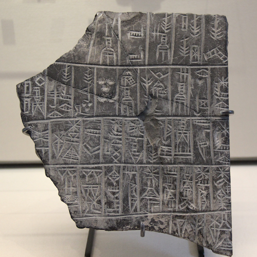 Fragment d'une tablette en pierre. Musée du Louvre, Paris (AO 3866).